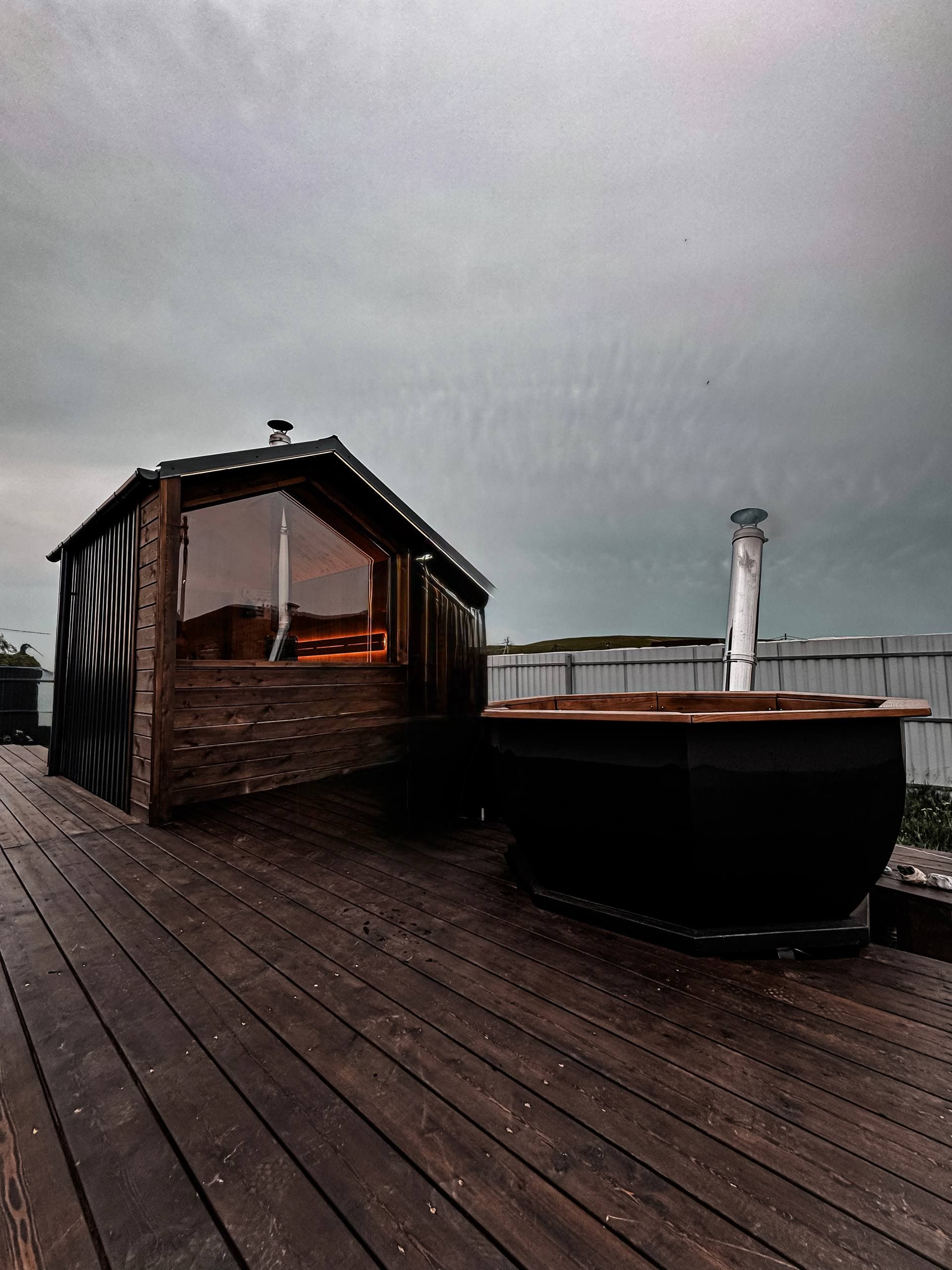 Сибирский чан на террасе вечером